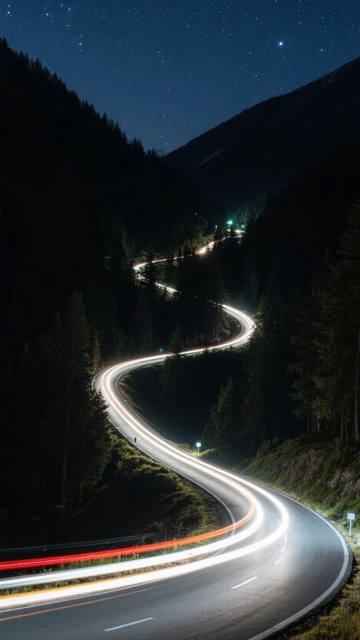 夜幕下蜿蜒山路星光闪烁