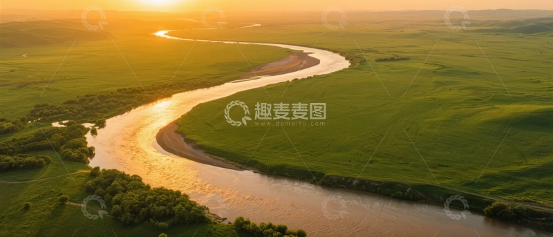 高清大图下载【趣麦麦图】日落时分蜿蜒河流与翠绿草原的壮丽航拍景象