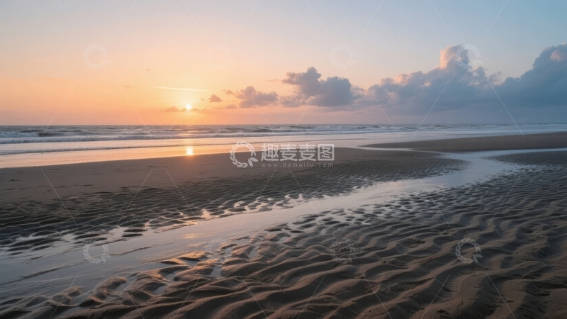 高清大图下载【趣麦麦图】日出时分海滩沙纹与水面倒影