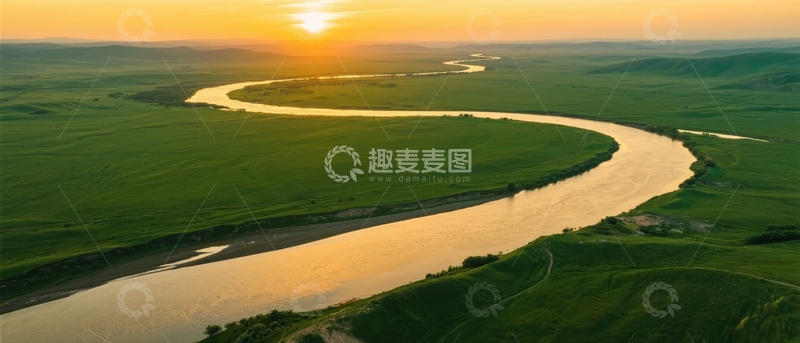高清大图下载【趣麦麦图】蜿蜒河流穿过绿色田野的日落航拍景象