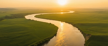 日落时分蜿蜒河流与翠绿田野的壮丽航拍景象