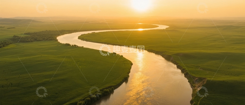 高清大图下载【趣麦麦图】日落时分蜿蜒河流与翠绿田野的壮丽航拍景象