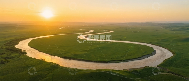 高清大图下载【趣麦麦图】蜿蜒河流环绕翠绿草原的日落航拍景象