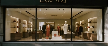 服装店橱窗展示模特与店内陈列