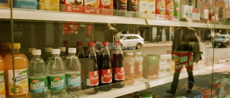 高清大图下载【趣麦麦图】商店橱窗展示饮料行人经过街景