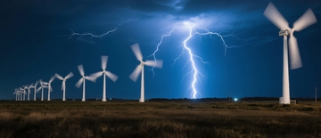 闪电划破夜空风力发电机排列田野