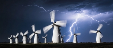 闪电划破夜空下的风力发电机群