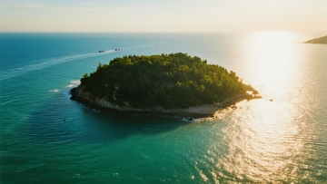 日落时分海岛与碧海蓝天的宁静景象
