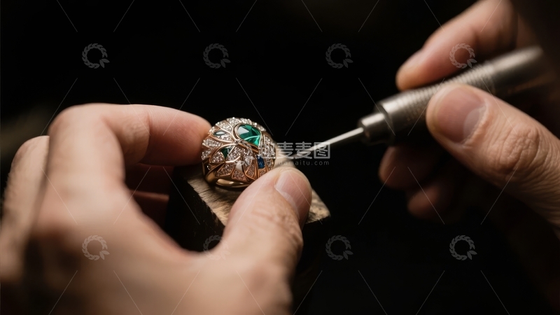 高清大图下载【趣麦麦图】工匠精细打磨镶嵌宝石的金属饰品