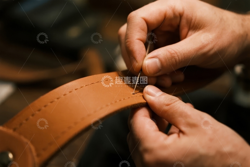 高清大图下载【趣麦麦图】工匠手工缝制皮革带的特写镜头