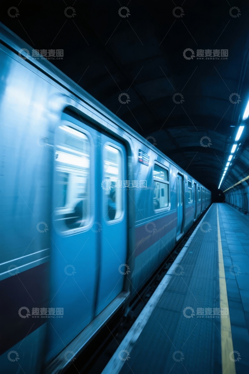 高清大图下载【趣麦麦图】地铁列车在隧道中行驶站台静候