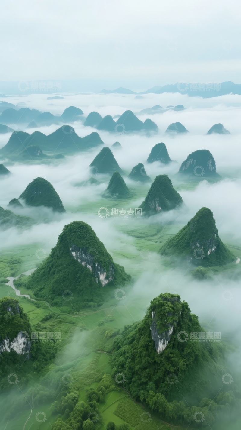 高清大图下载【趣麦麦图】云雾缭绕的喀斯特地貌山峰景观