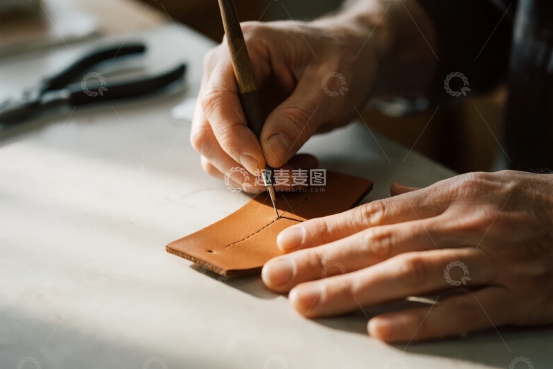 高清大图下载【趣麦麦图】工匠用工具在皮革上细致划线