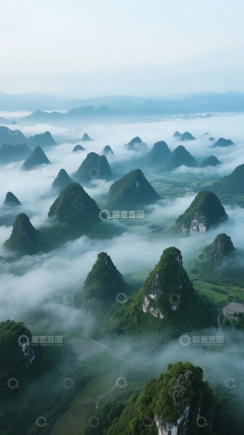 高清大图下载【趣麦麦图】云雾缭绕的喀斯特地貌山峰景观