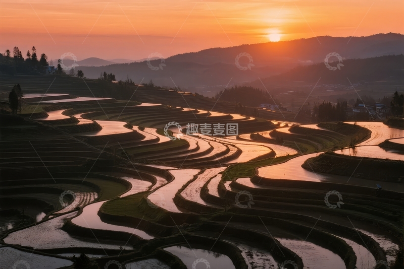 高清大图下载【趣麦麦图】日落时分梯田层层叠叠水面倒映金色光辉