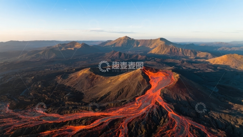 高清大图下载【趣麦麦图】火山熔岩流经山地景观的壮丽航拍画面