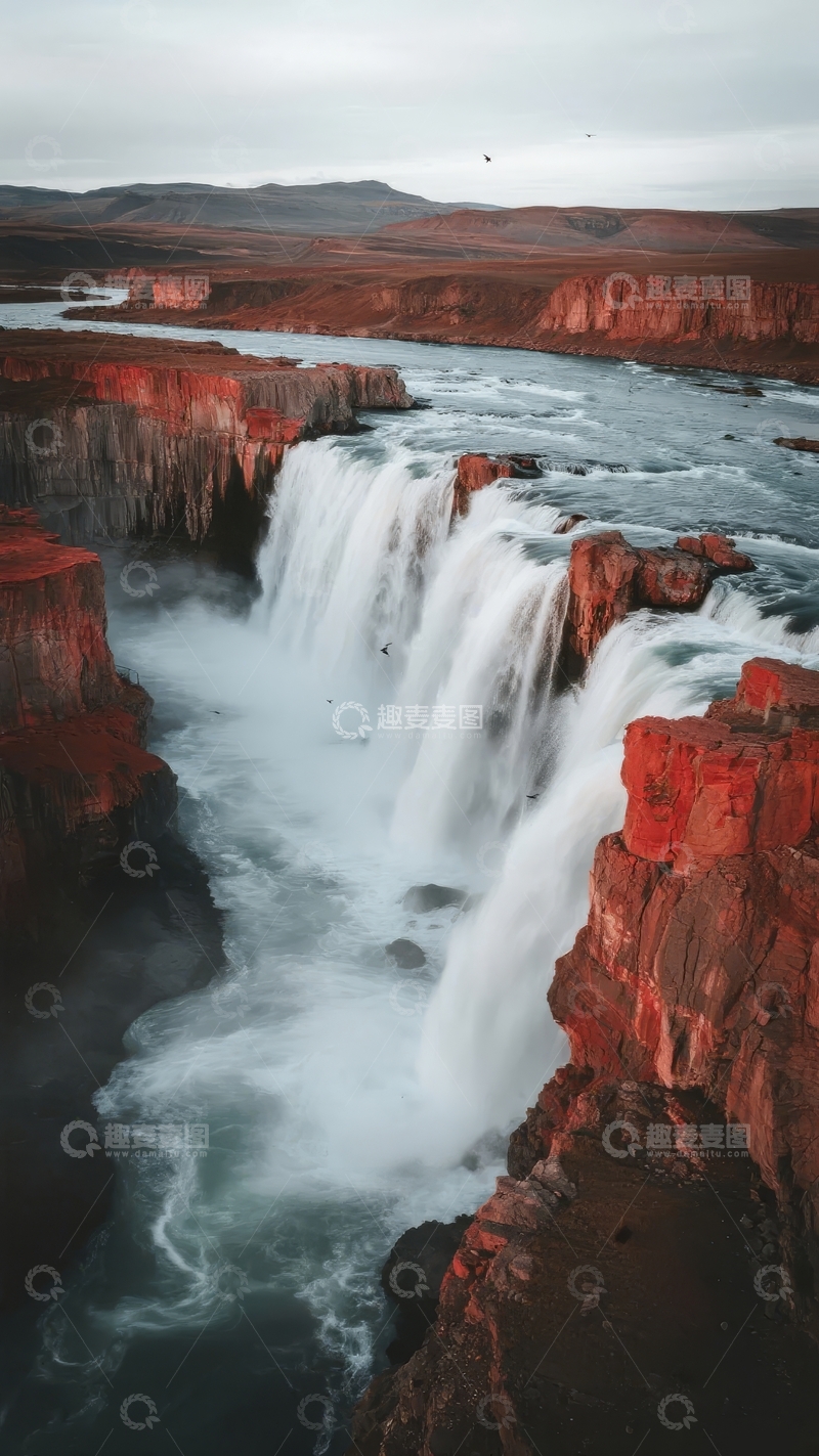 高清大图下载【趣麦麦图】壮丽瀑布奔腾而下水流湍急两岸红岩峭壁