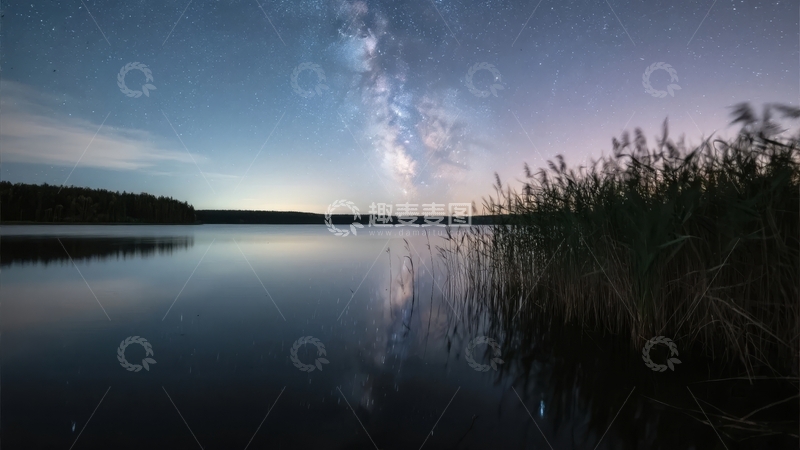 高清大图下载【趣麦麦图】夜空银河倒映湖面芦苇随风摇曳