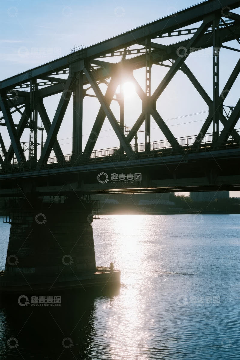 高清大图下载【趣麦麦图】夕阳下钢铁桥梁横跨水面光影交错