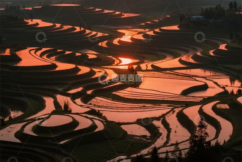 高清大图下载【趣麦麦图】日落时分梯田水映天空的壮丽景观