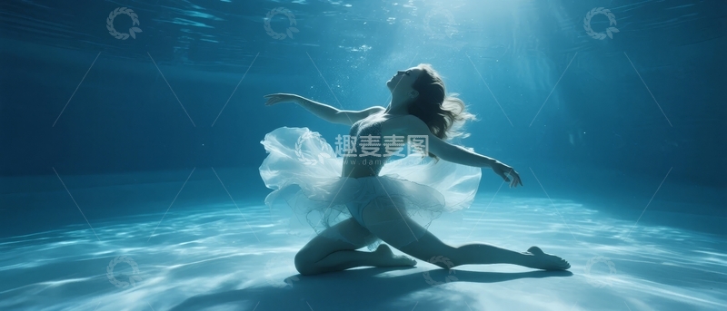 高清大图下载【趣麦麦图】水下芭蕾舞者优雅姿态展现梦幻之美