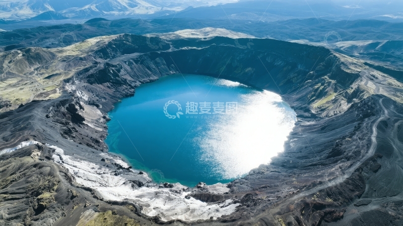 高清大图下载【趣麦麦图】火山口湖泊蓝天映衬壮丽自然景观