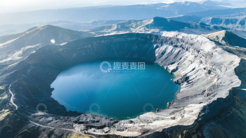 高清大图下载【趣麦麦图】火山口湖泊碧蓝清澈周围山峦起伏