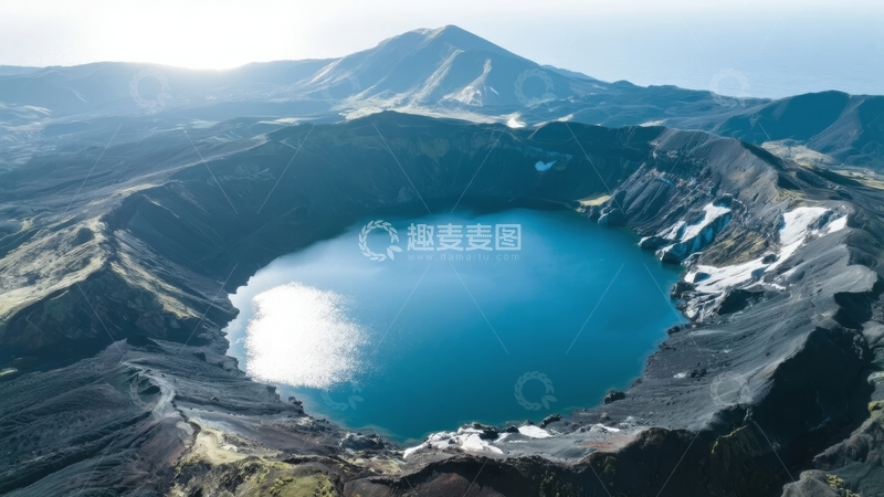 高清大图下载【趣麦麦图】火山口湖泊航拍图展现自然奇观