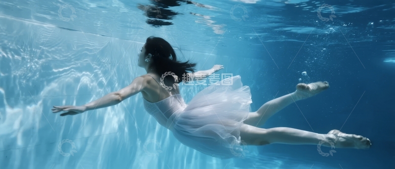 高清大图下载【趣麦麦图】水下芭蕾舞者优雅漂浮于清澈泳池中