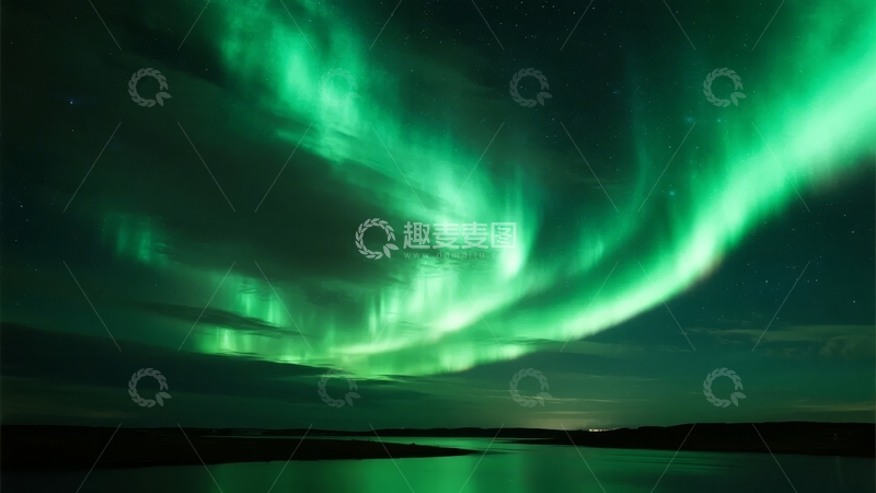 高清大图下载【趣麦麦图】夜空中绚丽的绿色北极光映照在平静的水面上