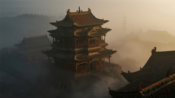 晨雾笼罩下的古塔建筑群