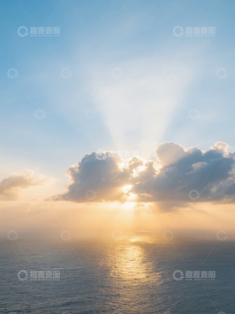 高清大图下载【趣麦麦图】日出时分海面云层间阳光穿透的壮丽景象