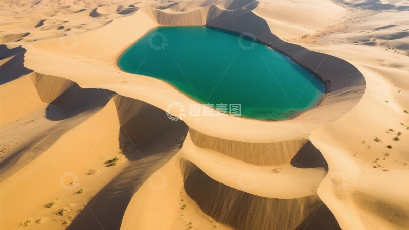 高清大图下载【趣麦麦图】沙漠中碧绿湖泊与沙丘的壮丽航拍景象