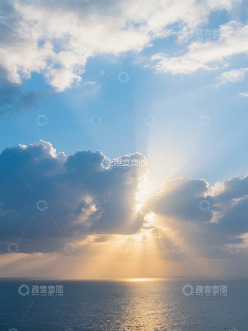 高清大图下载【趣麦麦图】日出时分海天交界处阳光穿透云层