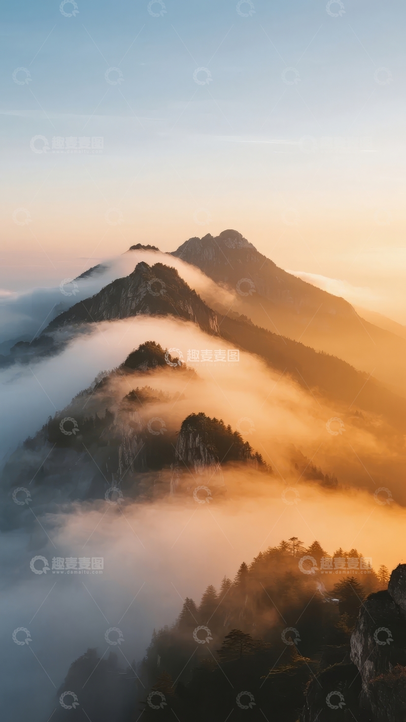 高清大图下载【趣麦麦图】日出时分云雾缭绕的山峦美景