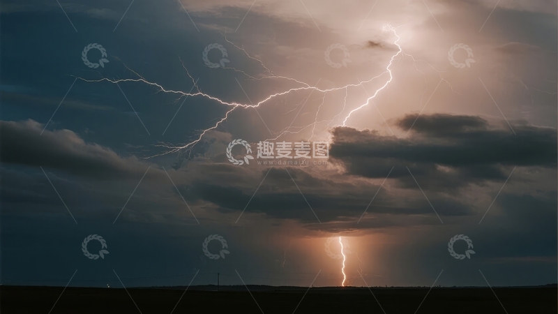 高清大图下载【趣麦麦图】-夜空中闪电划破云层照亮大地