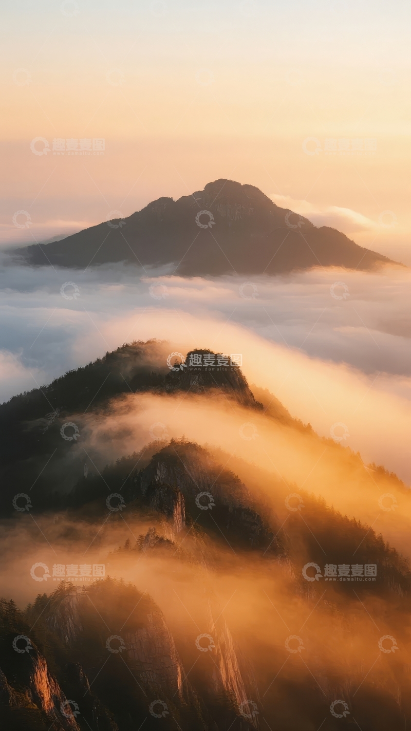 高清大图下载【趣麦麦图】云海缭绕山峰日出时分壮丽景观