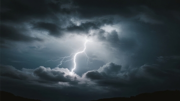 雷电划破夜空照亮厚重云层