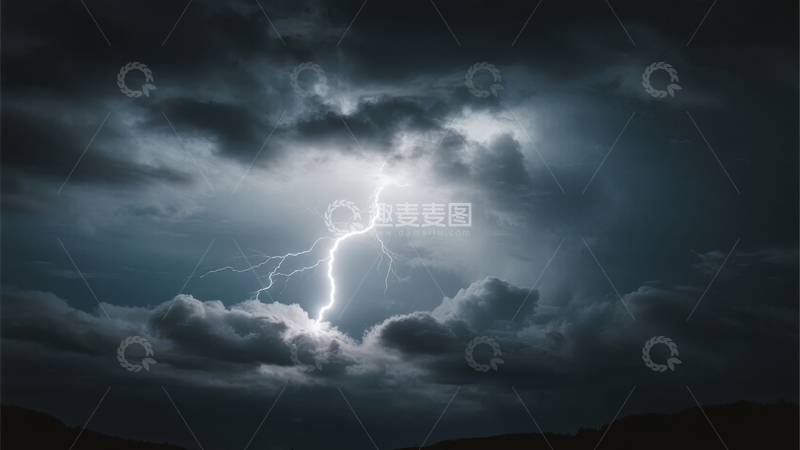 高清大图下载【趣麦麦图】雷电划破夜空照亮厚重云层