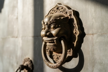 中式建筑门上的兽面铜环装饰细节