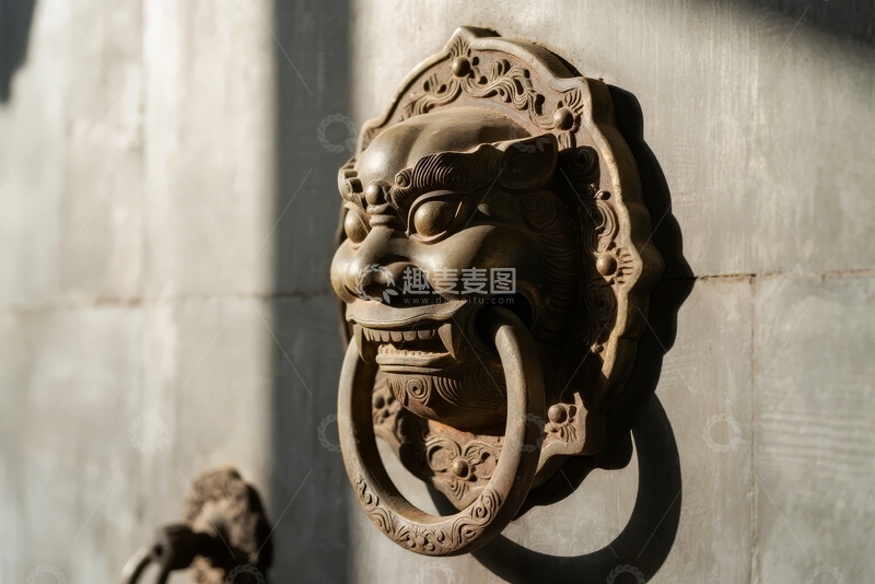 高清大图下载【趣麦麦图】-中式建筑门上的兽面铜环装饰细节