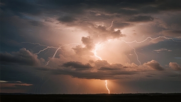 雷电交加的夜空照亮了大地