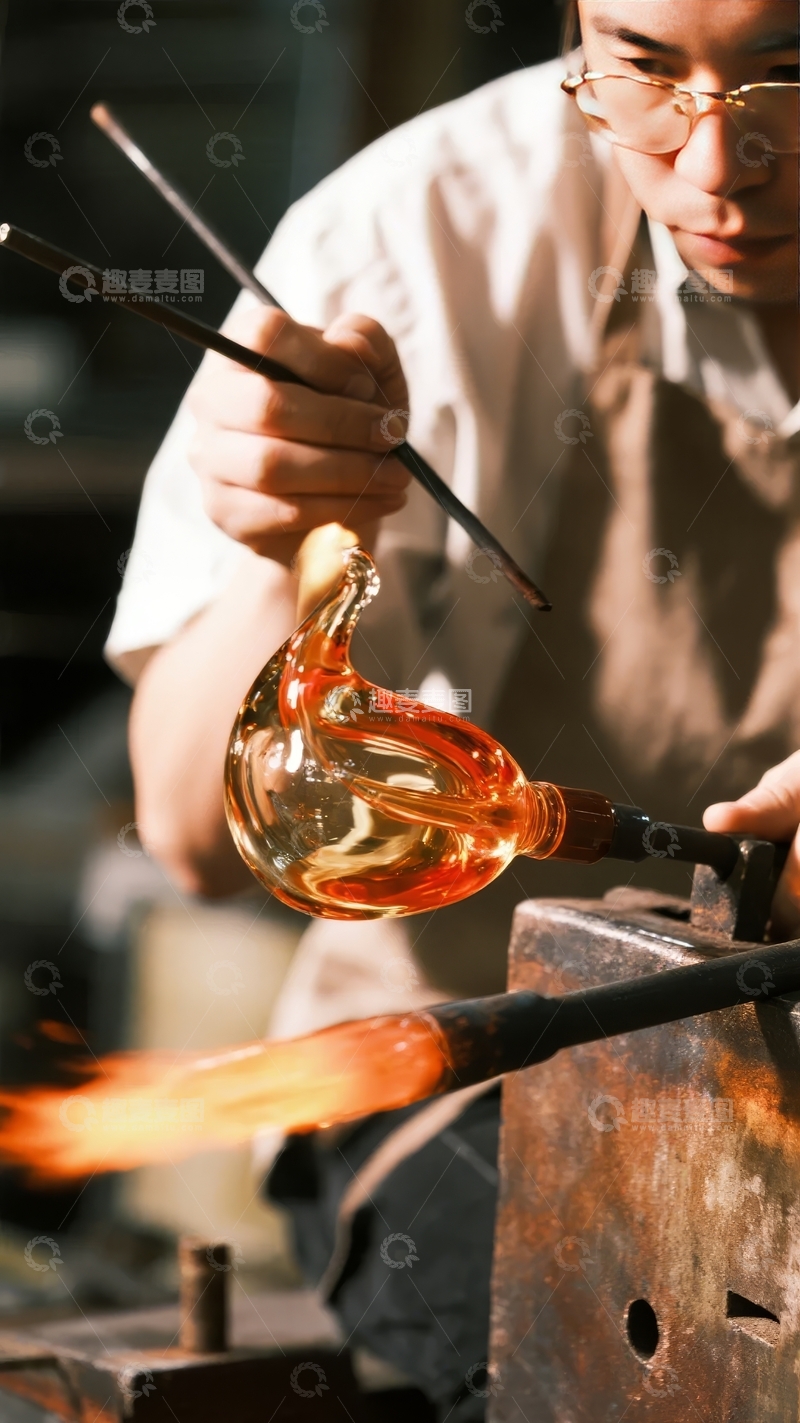高清大图下载【趣麦麦图】工匠专注制作玻璃制品使用工具精细塑形