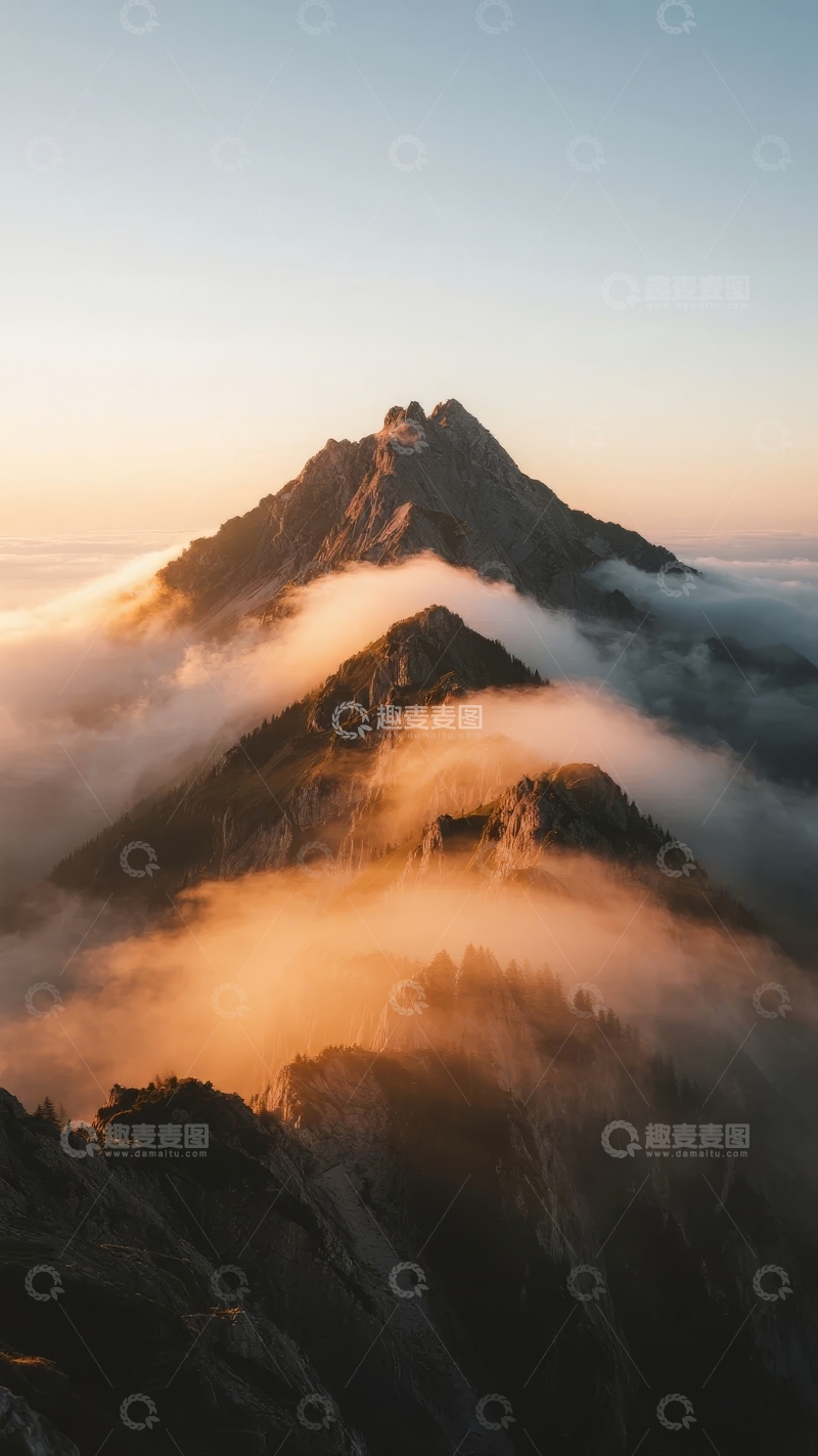 高清大图下载【趣麦麦图】日出时分云雾缭绕的壮丽山峰景象