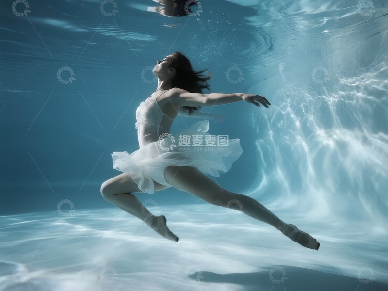 高清大图下载【趣麦麦图】水下芭蕾舞者优雅舞姿