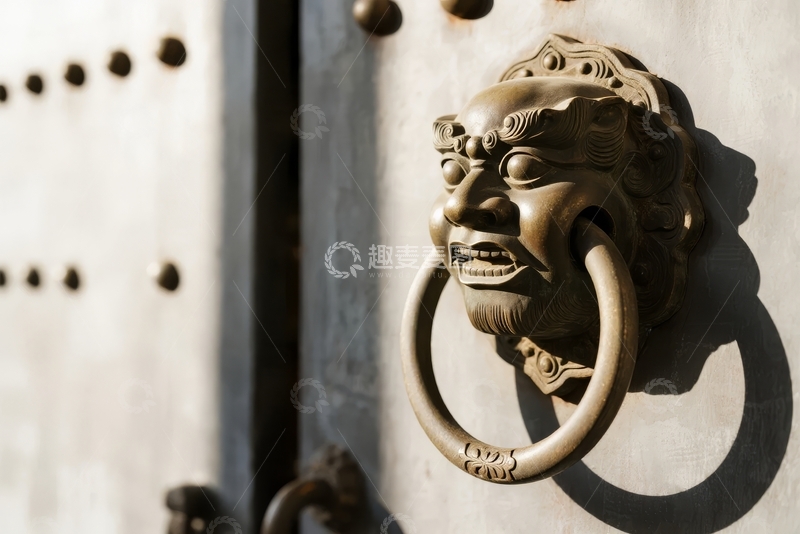 高清大图下载【趣麦麦图】古铜色兽面门环特写展现传统工艺美感