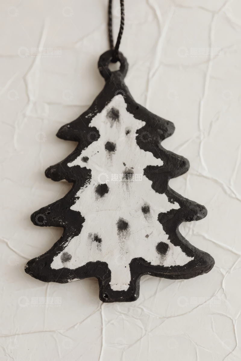 高清大图下载【趣麦麦图】黑白圣诞树造型挂饰特写