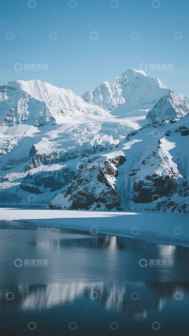 高清大图下载【趣麦麦图】雪山倒映在平静湖面上的壮丽自然景观