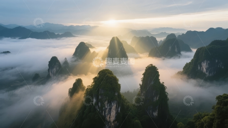 高清大图下载【趣麦麦图】日出时分云雾缭绕的喀斯特地貌山峰
