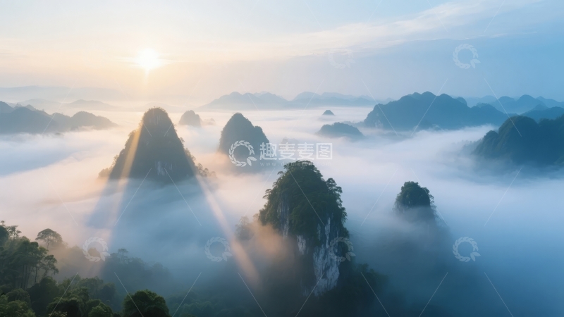 高清大图下载【趣麦麦图】日出时分云雾缭绕的喀斯特地貌山峰